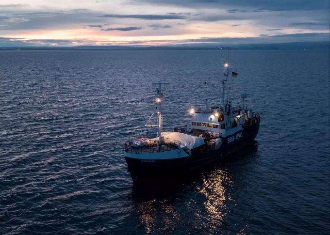 Die «Alan Kurdi» hat mitten in der Corona-Krise vor Libyen 150 Migranten aufgenommen. alan kurdi