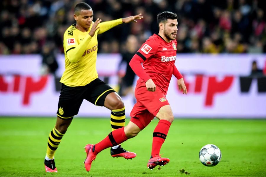 Der 24-Jährige im Duell mit Leverkusens Kevin Volland (r.).