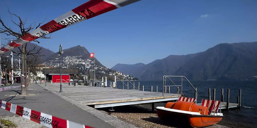 Mehrere Gemeinden im Tessin haben Erholungszonen und Parkplätze in der Nähe solcher Gebiete gesperrt. Im Bild das Seeufer Luganos.