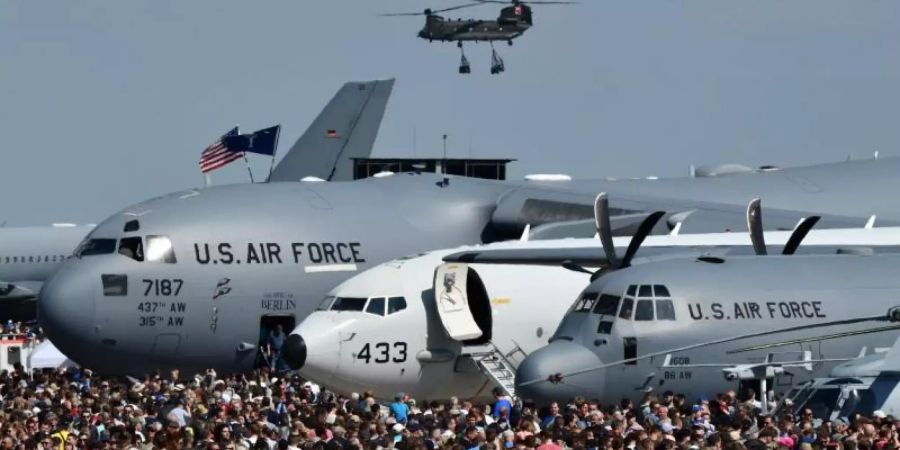 Tausende Besucher zieht die Luftfahrtaustellung ILA traditionell an. Für Mai ist die Schau in Berlin abgesagt. Foto: Ralf Hirschberger/dpa