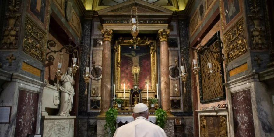 Papst Franziskus in der Kirche San Marcello al Corso