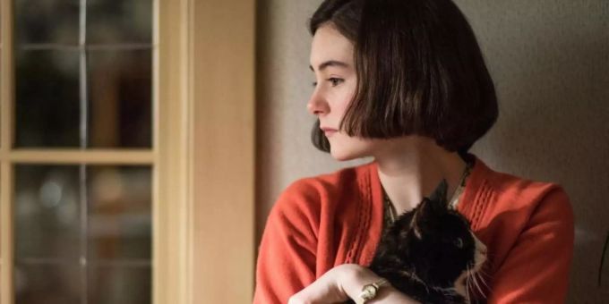 Die Schauspielerin Lea van Acken als Anne Frank mit einer Katze auf dem Arm. Foto: Wolfgang Ennenbach/ZDF/dpa lea van acken