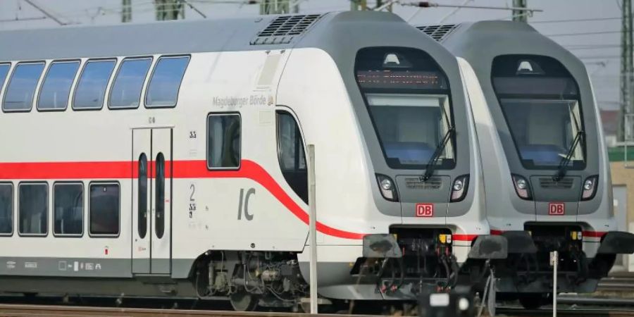 Zwei Doppelstockzüge der zweiten Generation des InterCity stehen auf den Gleisanlagen vor dem Leipziger Hauptbahnhof. Foto: Jan Woitas/dpa-Zentralbild/dpa