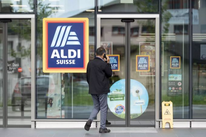 Die Anzahl Kunden wird nun elektronisch erfasst. Aldi Coronavirus