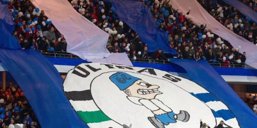 Fans des FC Schalke 04 haben sich in der Corona-Krise einen besonderen Lieferservice ausgedacht. Foto: Timm Schamberger/dpa