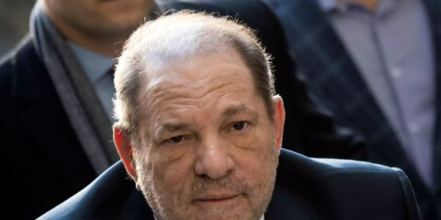 Harvey Weinstein soll sich im Gefängnis mit dem Coronavirus infiziert haben. Bislang hat sein Sprecher die Berichte aber nicht bestätigt.