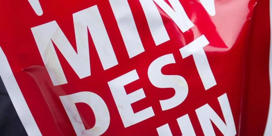 Zur Einführung 2015 betrug der Mindeststundenlohn zunächst 8,50 Euro, ab Januar 2017 dann 8,84 Euro. Inzwischen müssen mindestens 9,35 Euro pro Stunde gezahlt werden. Foto: Jens Wolf/dpa/Archivbild/dpa