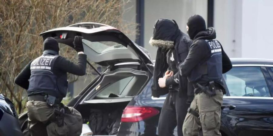 Einen Tag nach der Zerschlagung der mutmasslichen rechten Terrorzelle «Gruppe S» werden die ersten Festgenommenen zu Haftrichtern des Bundesgerichtshofs gebracht worden. Foto: Uli Deck/dpa