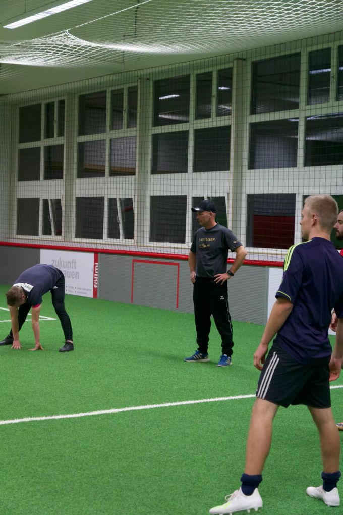 Trainer Thomas Rüttimann beobachtet seine Schützlinge ganz genau. Rüttimann FCE
