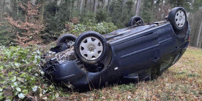 Ein betrunkener Autofahrer ist am Dienstag im Boowald bei Murgenthal AG von der Strasse abgekommen. Murgenthal AG