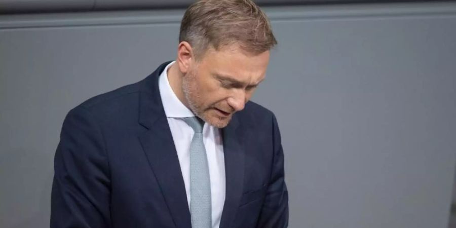 FDP-Chef Christian Lindner im Bundestag: «Erfurt war ein Fehler, aber wir unternehmen alles, damit er sich nicht wiederholen kann.». Foto: Christophe Gateau/dpa