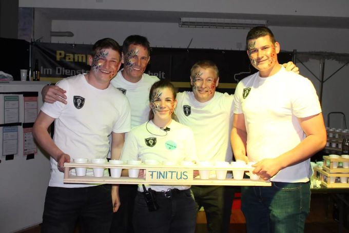 Einige Tinitus-Mitglieder an der Drachennacht 2020 (v.l.): Fabian, Adrian, Vanessa, Markus und Kevin. Guggenmusik Tinitus Villmergen