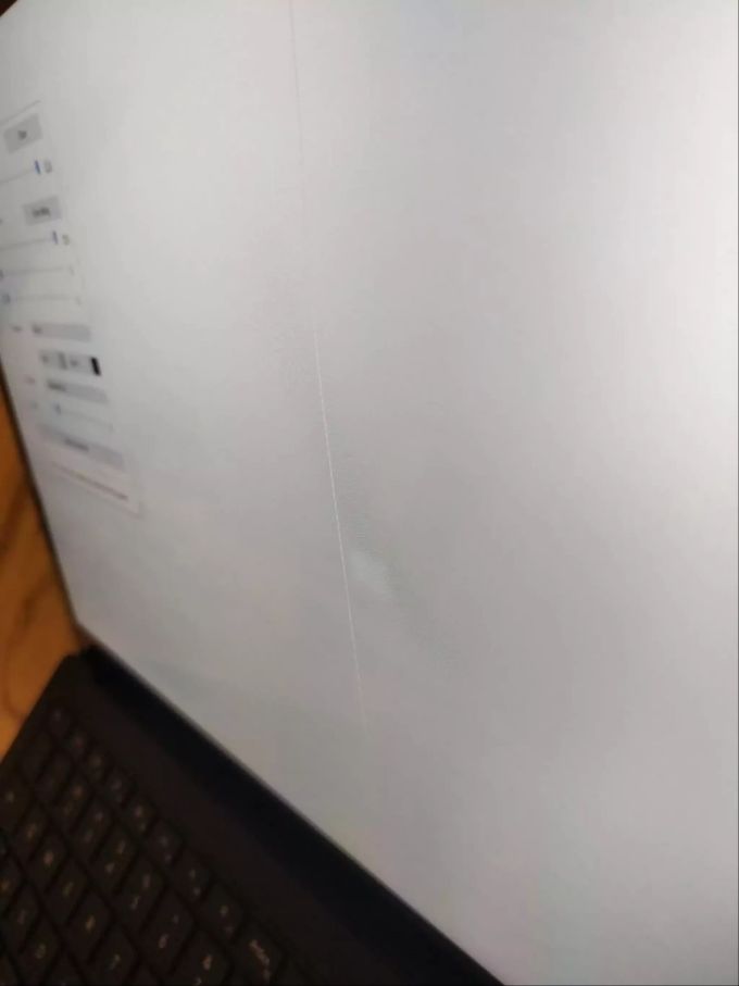 Ein Microsoft Surface Laptop 3 mit einem gerissenen Bildschirm. Microsoft Surface Laptop
