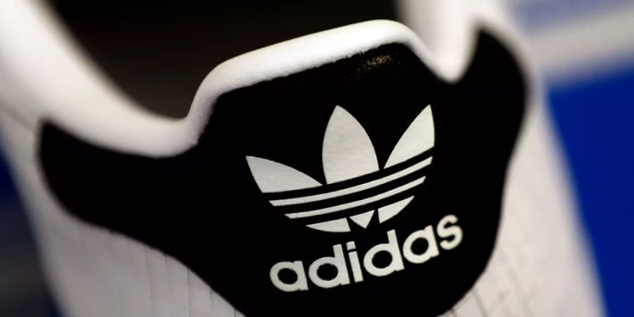 Finden in China derzeit kaum Käufer: Schuhe der Marke Adidas. (Archivbild)