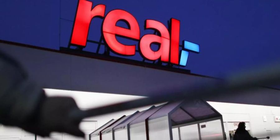 Steht die Supermarktkette mit 276 Real-Märkten und 34.000 Beschäftigten vor der Zerschlagung. Foto: Oliver Berg/dpa