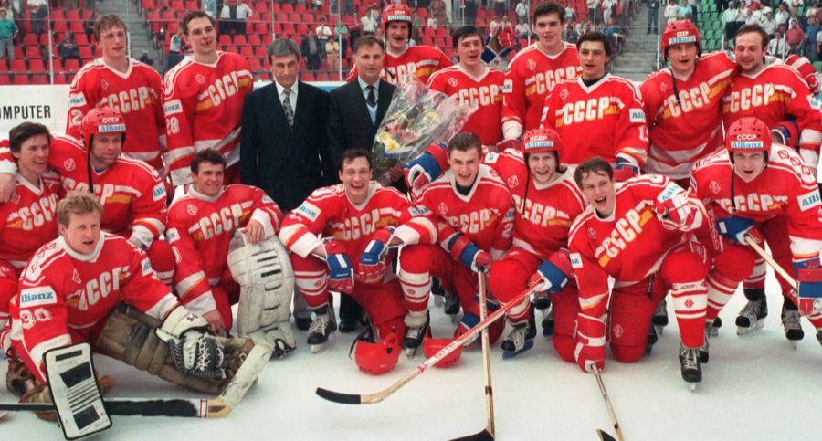 An der Eishockey WM 1990 in Bern und Fribourg gewinnt die Sowjetunion den letzten WM-Titel.