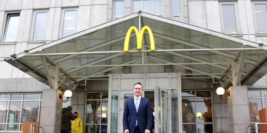 Der Chef von McDonald's in Russland, Marc Carena, steht vor einer Filiale in Moskau. Die erste Filiale Russlands wurde noch zu Zeiten der Sowjetunion am 31. Januar 1990 am Moskauer Puschkin-Platz eröffnet. Foto: Claudia Thaler/dpa