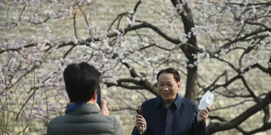 Ein Mann mit Atemschutzmaske in Peking