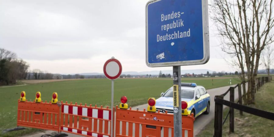 Eine abgeriegelte Landstrasse an der Grenze zu Deutschland