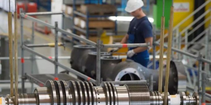 Montagehalle des Siemens-Turbinenwerks in Görlitz: Ein baldiges Ende der Flaute scheint vorerst nicht in Sicht. Foto: Sebastian Kahnert/zb/dpa Montagehalle des Siemens-Turbinenwerks in Görlitz: Ein baldiges Ende der Flaute scheint vorerst nicht in Sicht. Foto: Sebastian Kahnert/zb/dpa