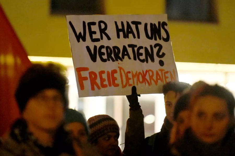 Demonstranten halten bei einer Kundgebung in Bayern ein Schild mit der Aufschrift «Wer hat uns verraten? Freie Demokraten» in die Höhe.