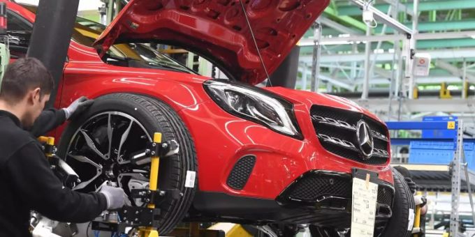 Im Werk Rastatt der Daimler AG werden an einem Mercedes-Benz GLA die Reifen angebracht. daimler ag
