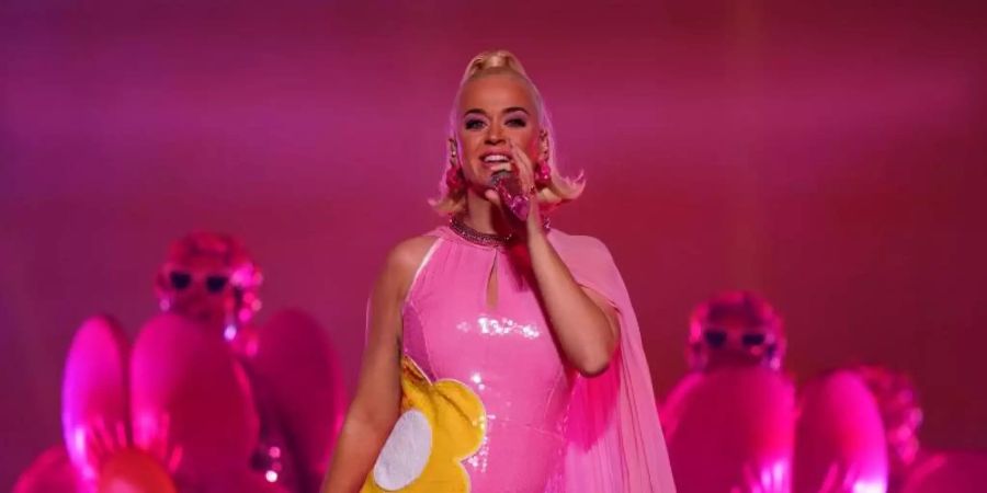 Katy Perry nach dem Kricket-Finalspiel der T20-Frauen-Weltmeisterschaft zwischen Australien und Indien auf der Bühne. Foto: Scott Barbour/AAP/dpa