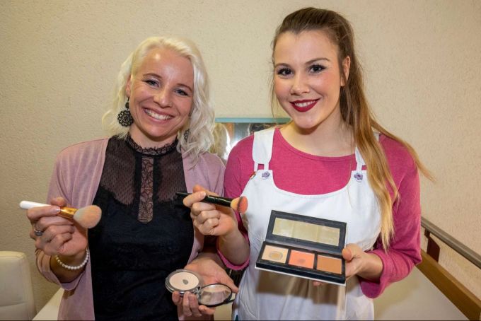 Doris Amrein (Coiffeur Doris/l) und Chantal Zingg (r) sind für die Maske verantwortlich.