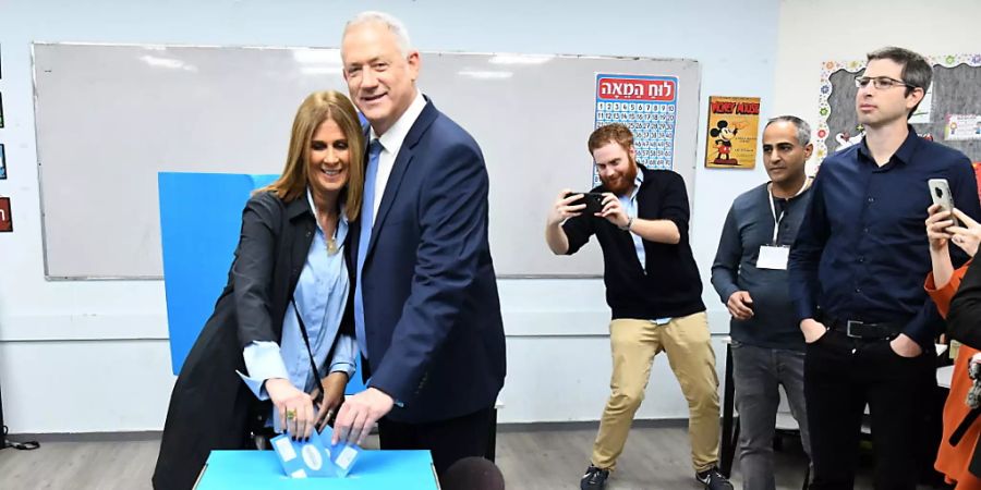 Benny Gantz, Herausforderer des israelischen Ministerpräsidenten Benjamin Netanjahu, und seine Frau geben ihre Stimmen für die Parlamentswahl ab.