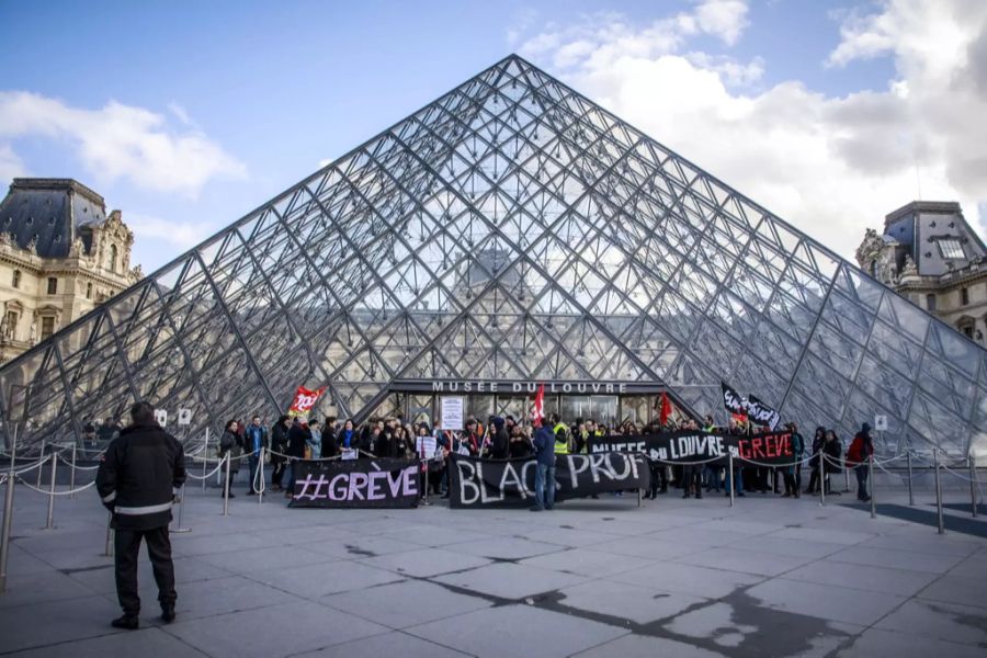 louvre protest demonstration