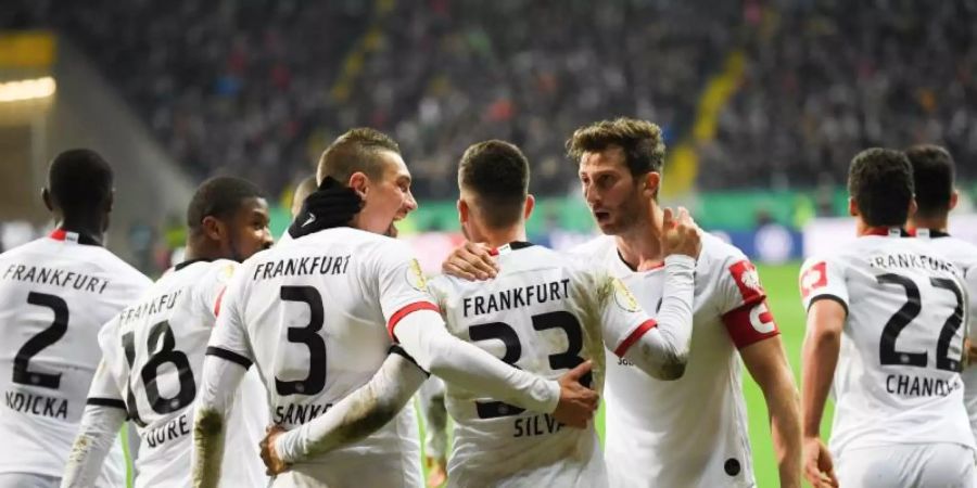 Die Spieler von Eintracht Frankfurt feiern die Führung im Spiel gegen Werder Bremen. Foto: Arne Dedert/dpa