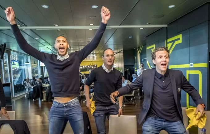 Guillaume Hoarau, Steve von Bergen und Marco Wölfli feiern den «Sofa-Titel» 2019. YB