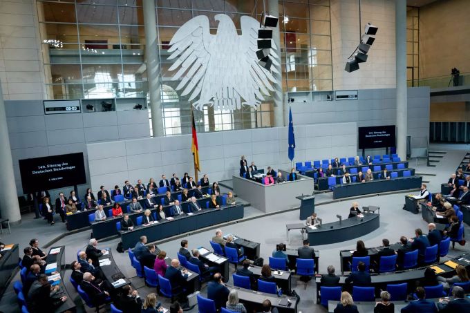 Deutscher Bundestag Debattiert über Hanau-Attentat