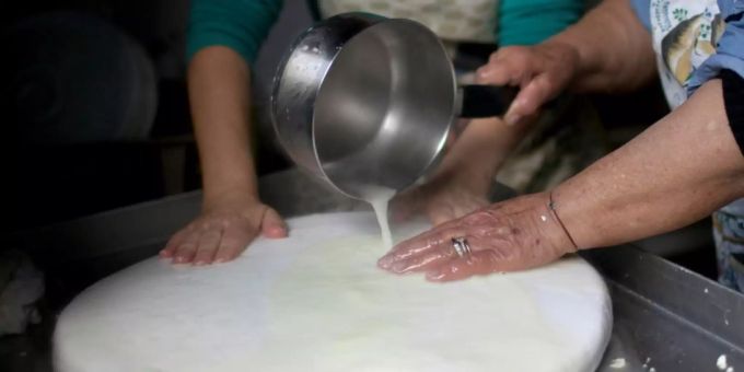 Herstellung eines traditionellen Halloumi in Zypern Herstellung eines traditionellen Halloumi in Zypern