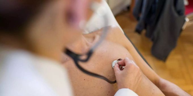Die Zahl der Arztbesuche ging 2020 wegen des Coronavirus zurück. (Symbolbild) coronavirus