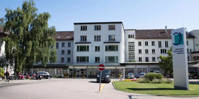 Nach den diesjährigen Lohnverhandlungen investieren das Spitalzentrum Biel und die Berner «Insel» am meisten in ihr Personal. Klinik Linde Spitalzentrum Biel