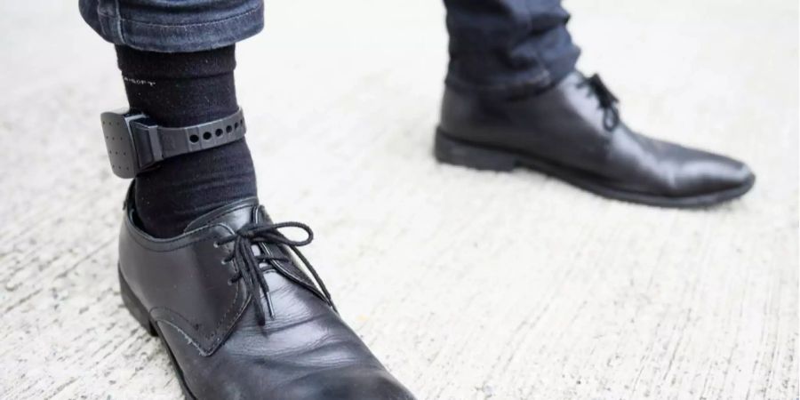 Electronic Monitoring soll ab 2018 in der ganzen Schweiz angeordnet werden.