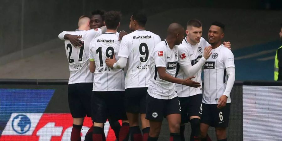 Eintracht Frankfurt ist in der Bundesliga das Überraschungsteam der Saison. Dank dem 1:0-Sieg gegen Hannover bleibt Frankfurt neun Runden vor Schluss auf Rang Vier. Das letzte Mal als Frankfurt in der 1. Bundesliga die Saison unter den Top Vier beenden konnte, war in der Saison 1992/93.