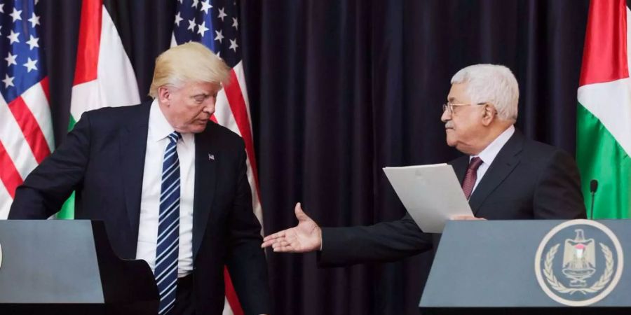 Im Mai reichten sich US-Präsident Donald Trump (L) und Palästinas Präsident Mahmoud Abbas (R) noch die Hand.