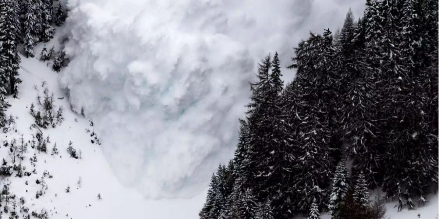 Eine Gruppe spanischer Skifahrer hat in den französischen Pyrenäen eine Lawine ausgelöst. (Symbolbild)