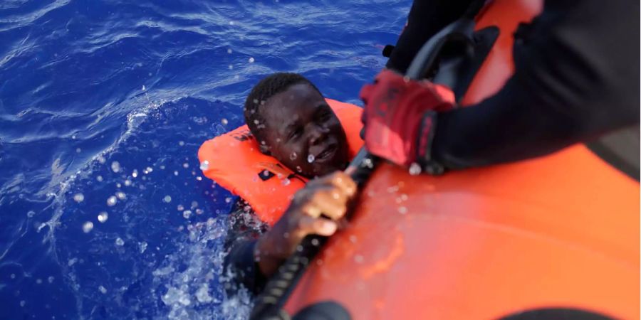 Einige der Flüchtlinge sprangen ins Wasser, als sie ein Schiff der lybischen Küstenwache sahen. Sie hätten Angst vor einer erzwungenen Rückkehr nach Libyen gehabt, erklärten die Aktivistengruppen.