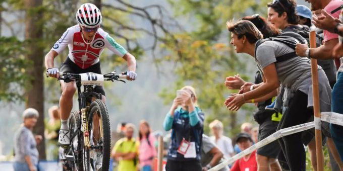 Jolanda Neff wird im Staffelrennen in Lenzerheide von Fans angefeuert. Jolanda Neff wird im Staffelrennen in Lenzerheide von Fans angefeuert.