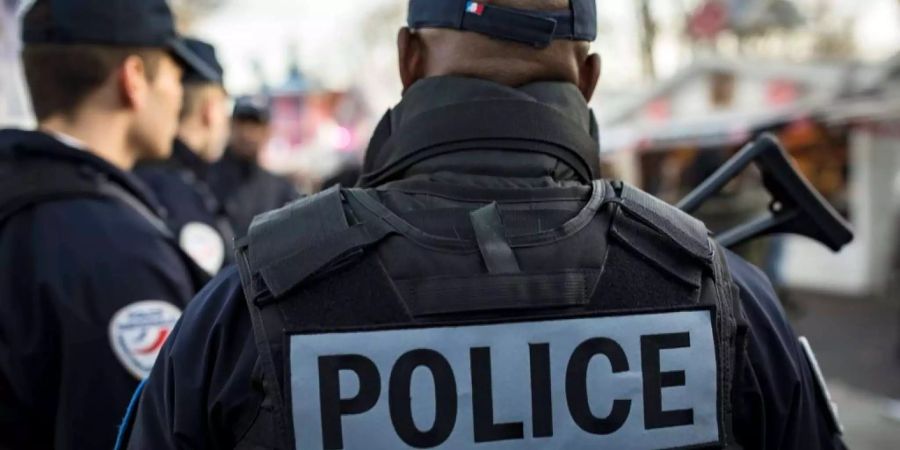 Französische Polizisten bewachen die Champs-Elysées in Paris. (Symbolbild)