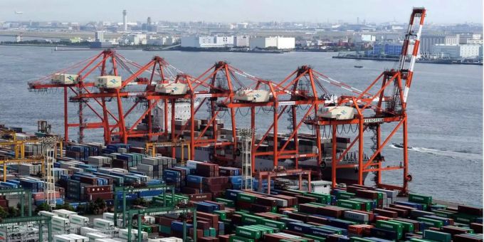 Hunderte Container stapeln sich am Hafen in Tokio. Hunderte Container stapeln sich am Hafen in Tokio.