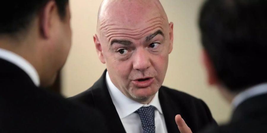 FIFA-Präsident Gianni Infantino (m.) spricht mit Teilnehmern des Treffens der Asiatischen Fussballkonföderation (AFC).