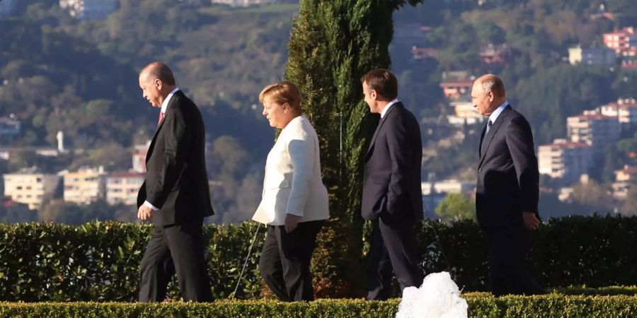 Recep Tayyip Erdogan (l-r), Präsident der Türkei, Bundeskanzlerin Angela Merkel (CDU), Emmanuel Macron, Präsident von Frankreich, und Wladimir Putin, Präsident von Russland, bei einem Spaziergang entlang der Villa Vahdettin vor dem Vierer-Gipfel zur Zukunft Syriens.