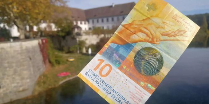 Ein Zehnernote in Rheinau ZH symbolisiert das Bedingungslose Grundeinkommen. Ein Zehnernote in Rheinau ZH symbolisiert das Bedingungslose Grundeinkommen.