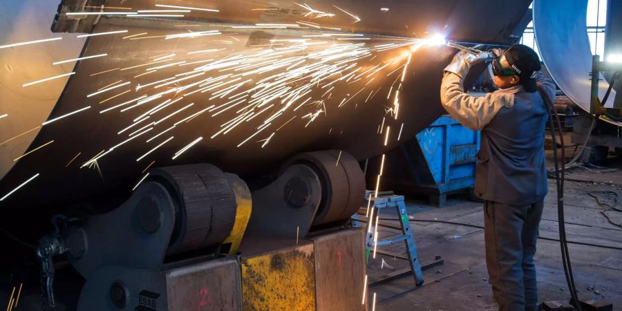 Die Zahl der Arbeitsplätze steige, der Fachkräftemangel verschärfe sich.