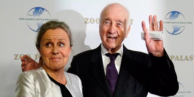 Der deutsche Schauspieler Armin Mueller-Stahl (r.) und seine Ehefrau Gabriele Scholz (l.) kommen auf dem roten Teppich der Gala anlässlich des 100. Geburtstags des Filmproduzenten Artur Brauner in Berlin an. Der deutsche Schauspieler Armin Mueller-Stahl (r.) und seine Ehefrau Gabriele Scholz (l.) kommen auf dem roten Teppich der Gala anlässlich des 100. Geburtstags des Filmproduzenten Artur Brauner in Berlin an.