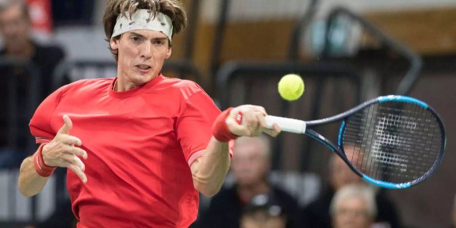 Marc-Andrea Hüsler schlägt eine Vorhand am Davis Cup.